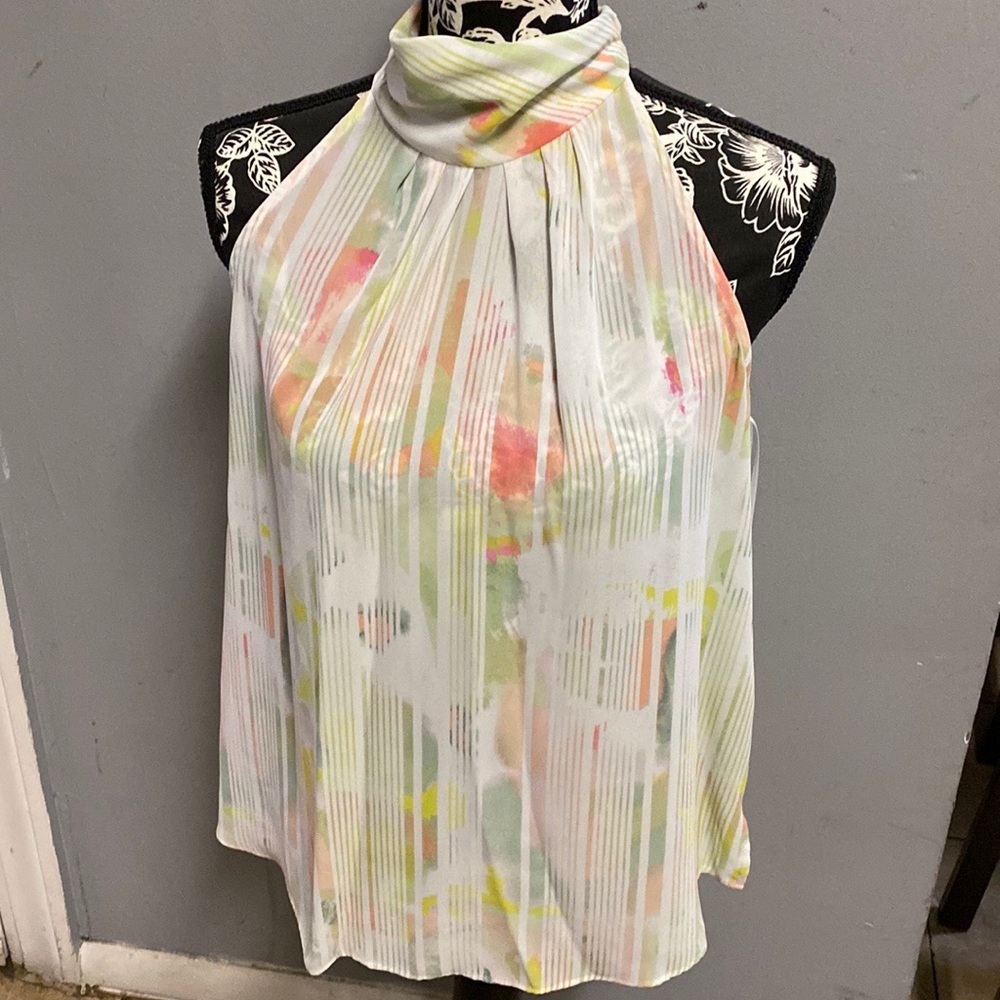 Gorgeous top perfect for spring!